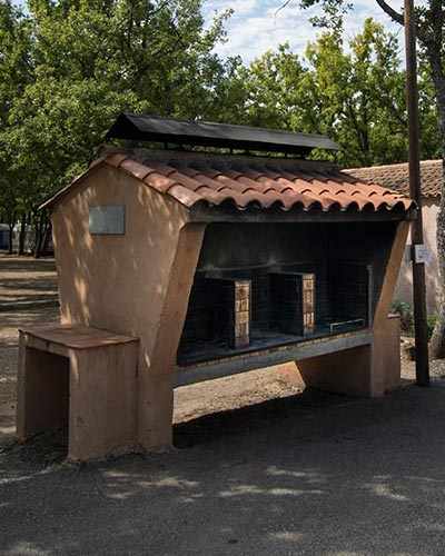 camping-les-salles-sur-verdon-camping-les-ruisses-gorges-du-verdon-lac-st-croix-bbq-3