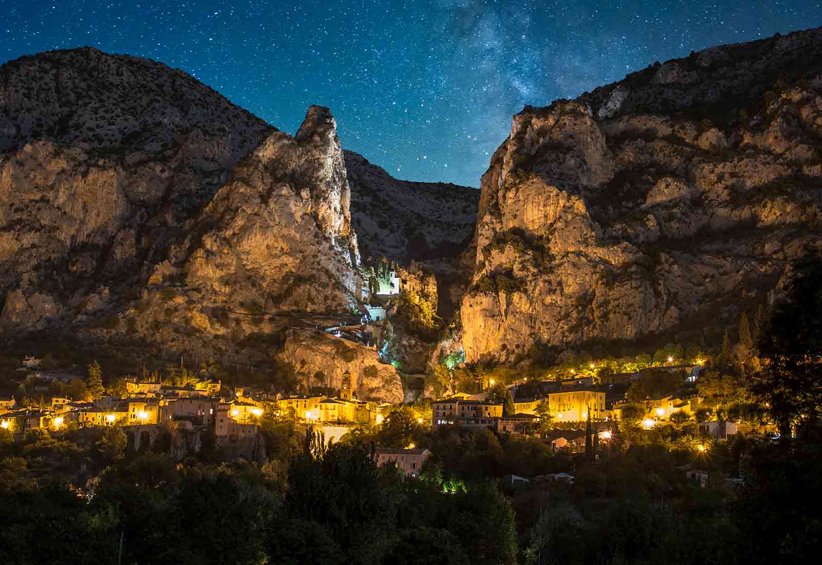Vue nocturne de Moustiers Sainte-Marie, avec les 2 rochers