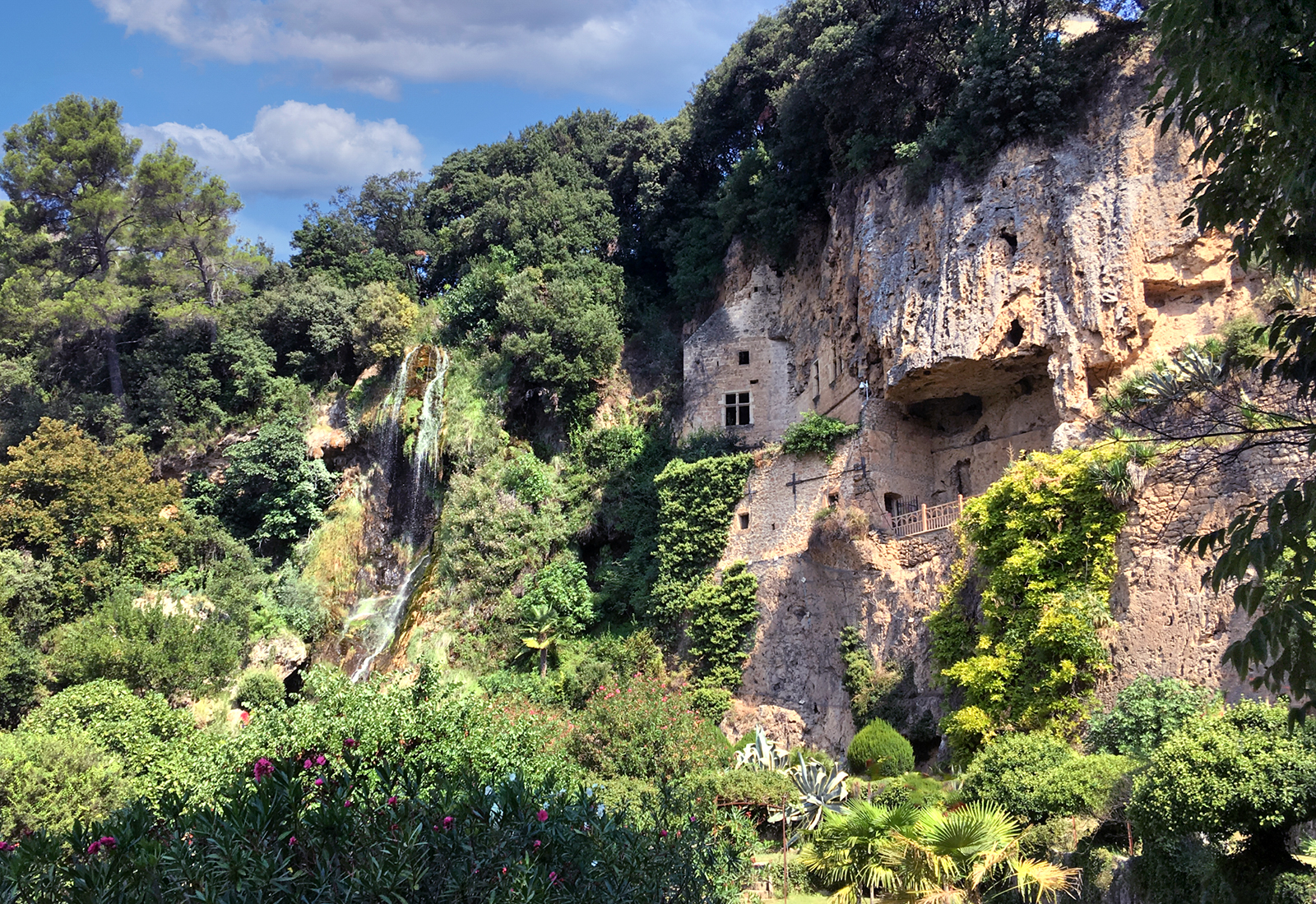 Die Grottes de Villecroze und der Wasserfall auf der linken Seite