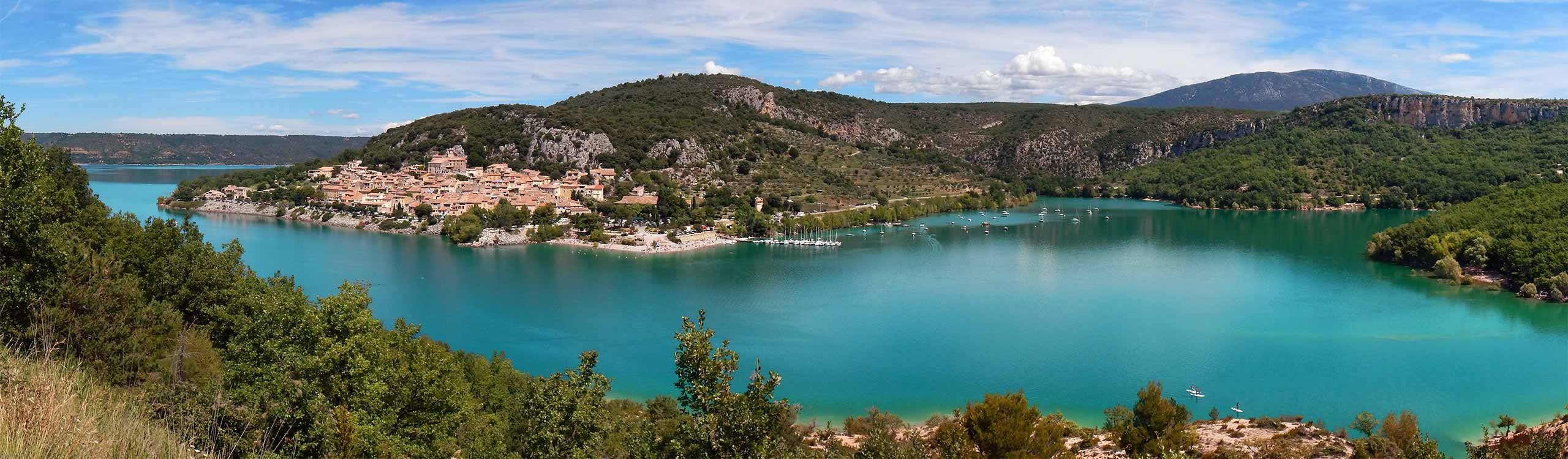 Panoramic view of Bauduen and its bay